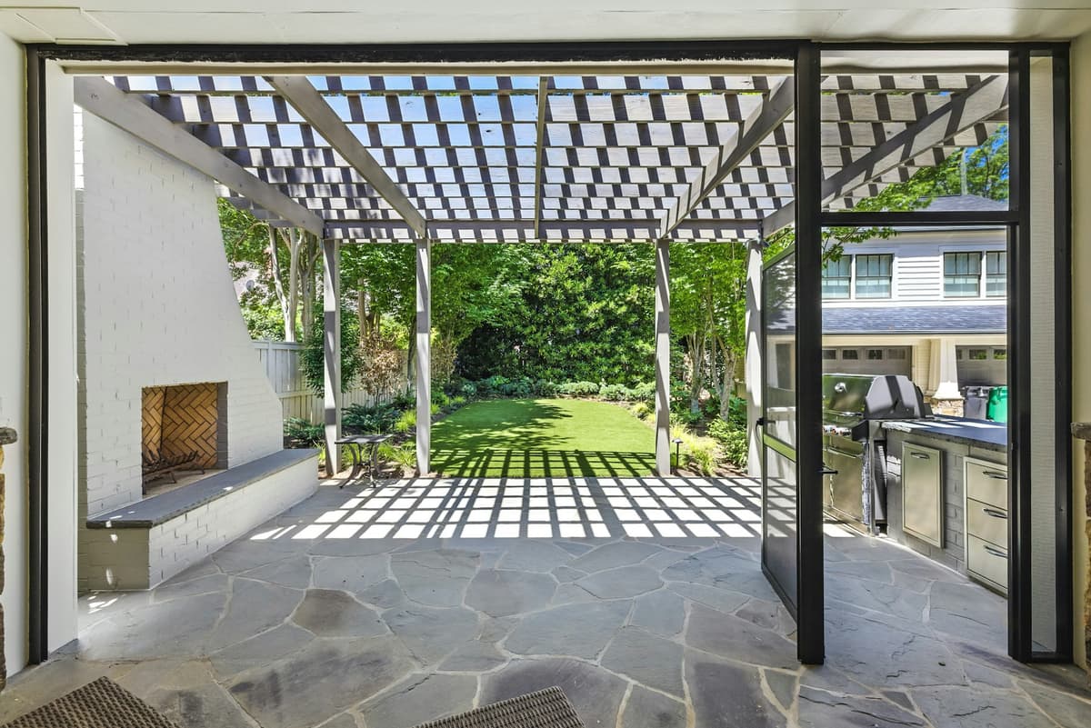 Outdoor kitchen with pergola - Louisville KY project